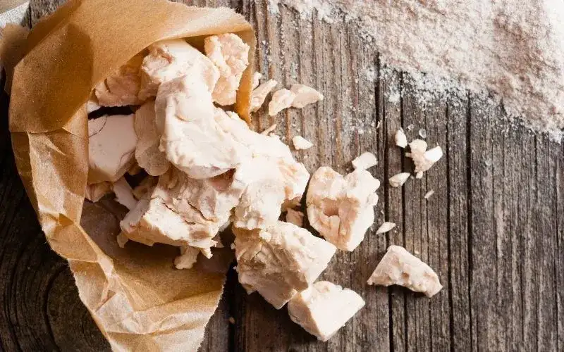 Czy drożdże są zdrowe? Oto korzyści, o których musisz wiedzieć.