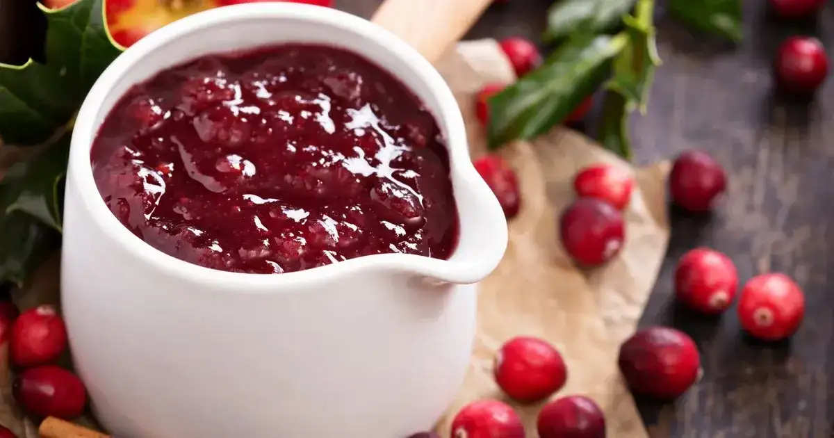 Jak zrobić sos żurawinowy z suszonej żurawiny - prosty przepis na pyszny dodatek