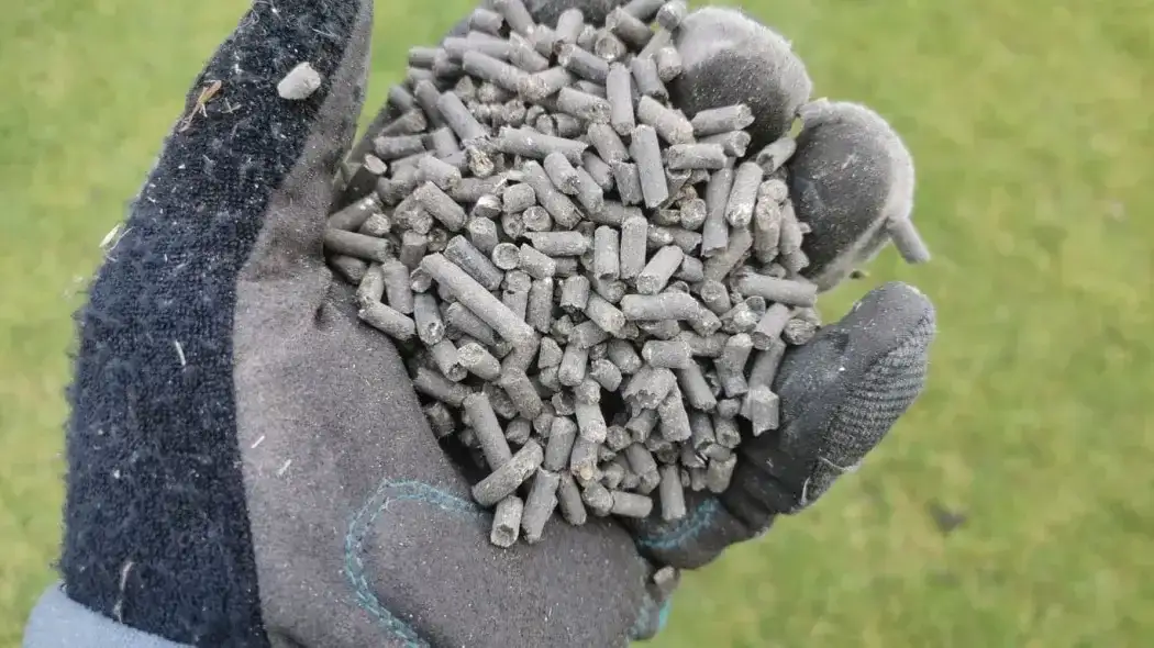 Obornik granulowany na trawnik: kiedy i jak? Sekret bujnej murawy