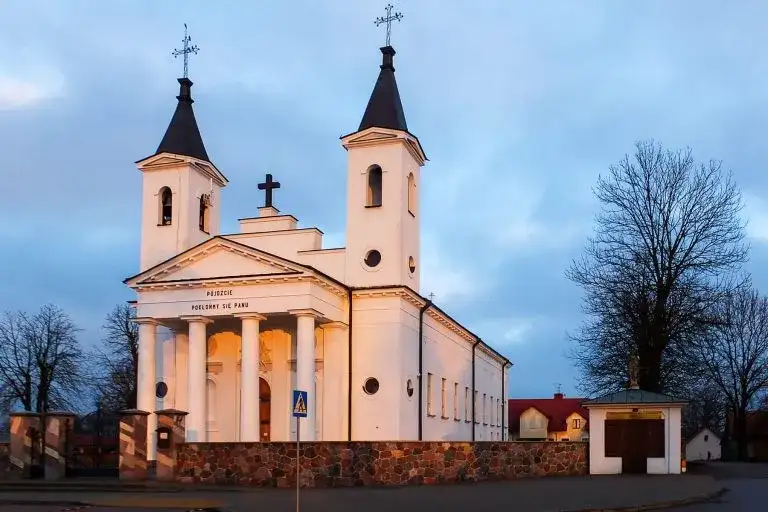 Kościoła czy kościoła - zasady pisowni, które musisz znać w 2025