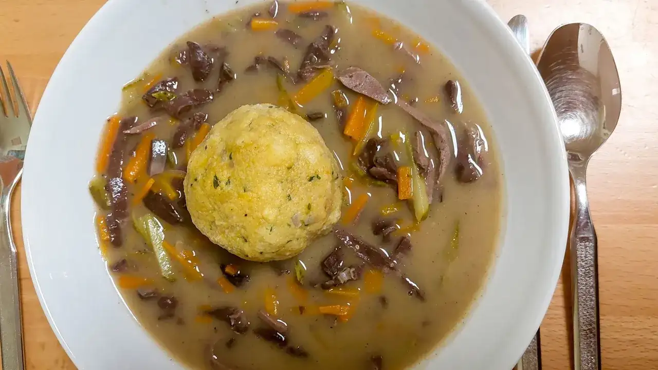 Gęsta zupa z kawałkami mięsa, warzywami i kluską. Czy płuca wieprzowe są zdrowe? To danie wygląda apetycznie.