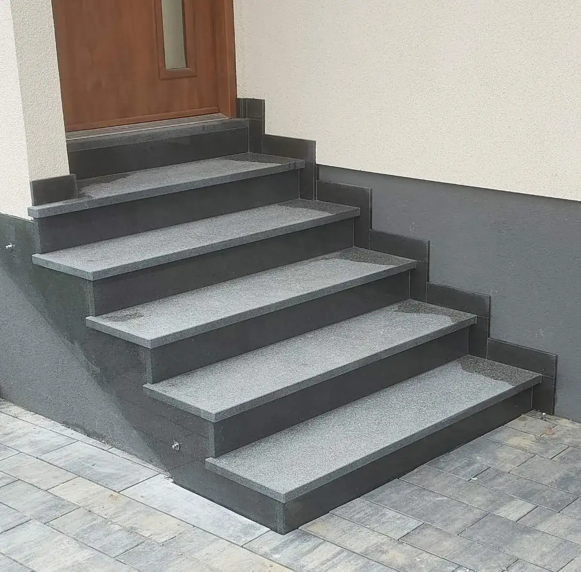 Z czego stopnie na schody zewnętrzne? Odkryj najlepsze materiały