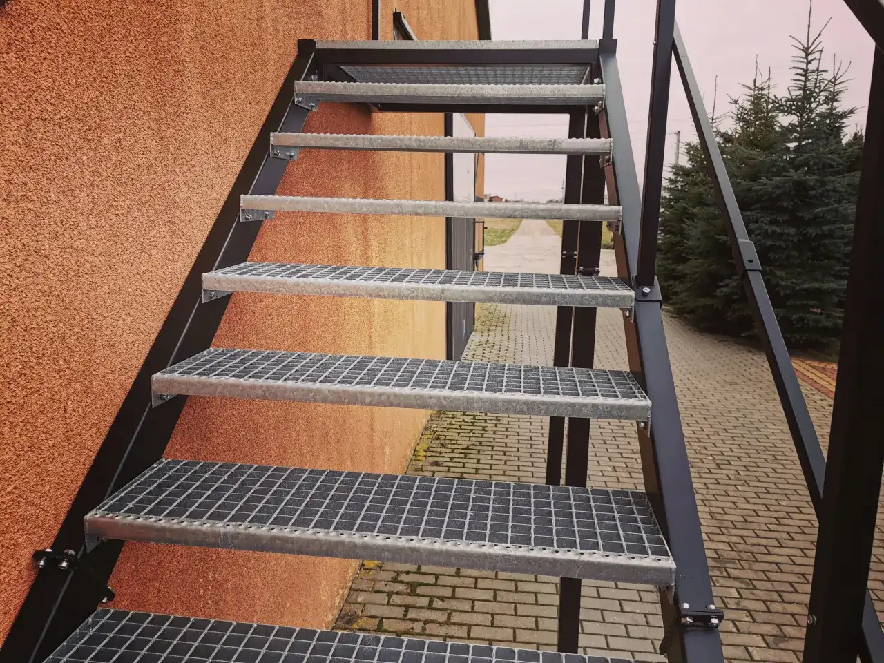 Ile kosztują schody metalowe zewnętrzne: kompletny cennik i porównanie 2025