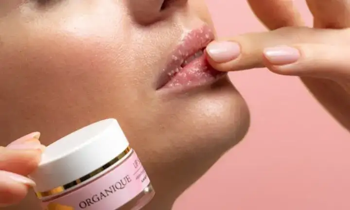 Jak zrobić peeling ust w domu, aby uniknąć suchych i spierzchniętych warg