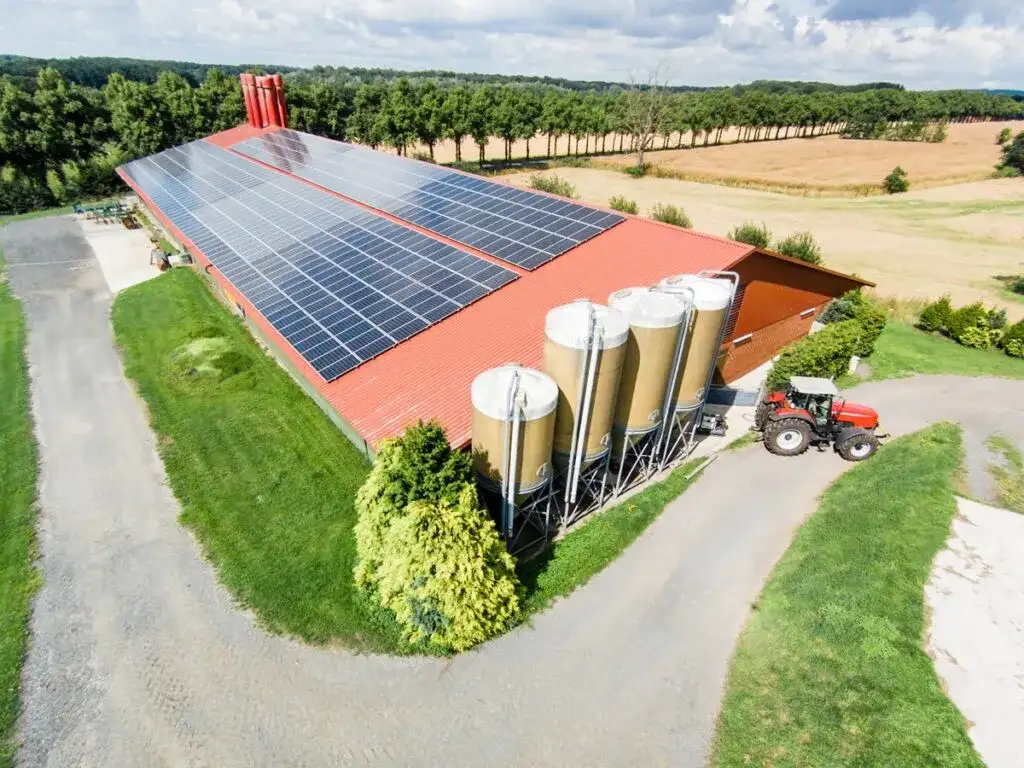 Fotowoltaika na polu: Jakie są główne korzyści i wyzwania dla rolników?