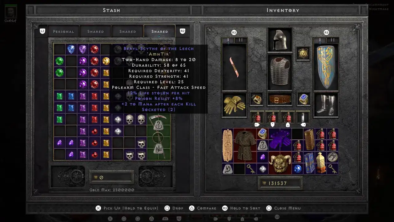 Interfejs gry Diablo 2 z ekwipunkiem, zawierający klejnoty, przedmioty i runy.