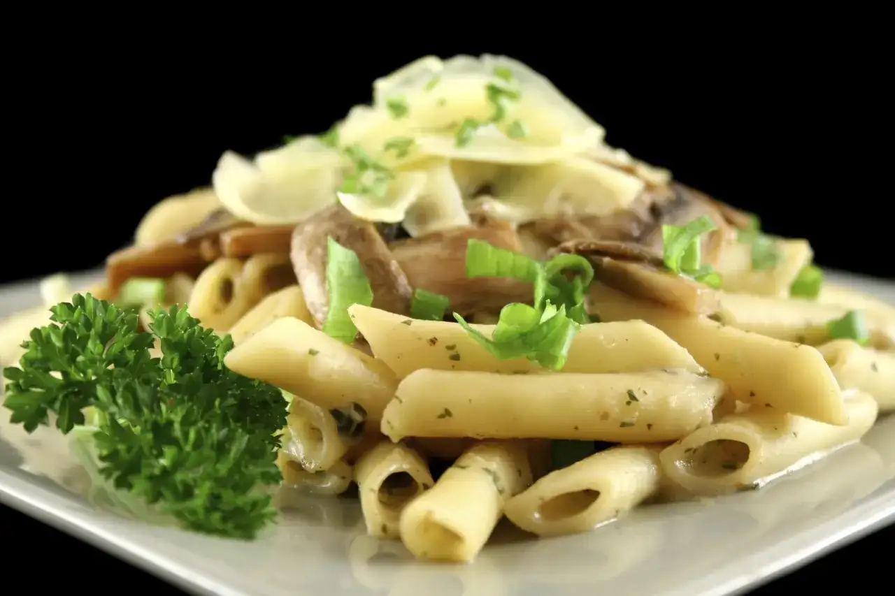 Penne czy rigatoni? Odkryj różnice i idealne zastosowania