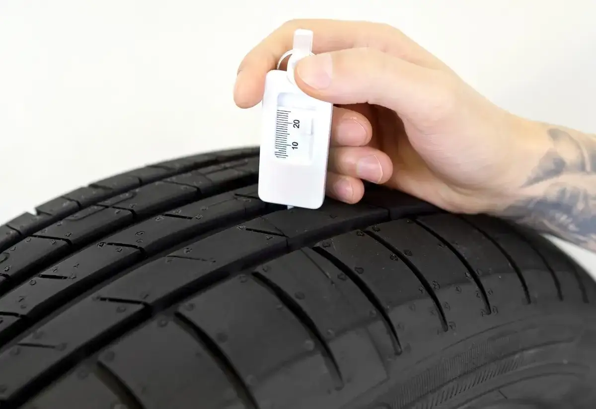 Ile bieżnika ma nowa opona letnia? Sprawdź, co warto wiedzieć