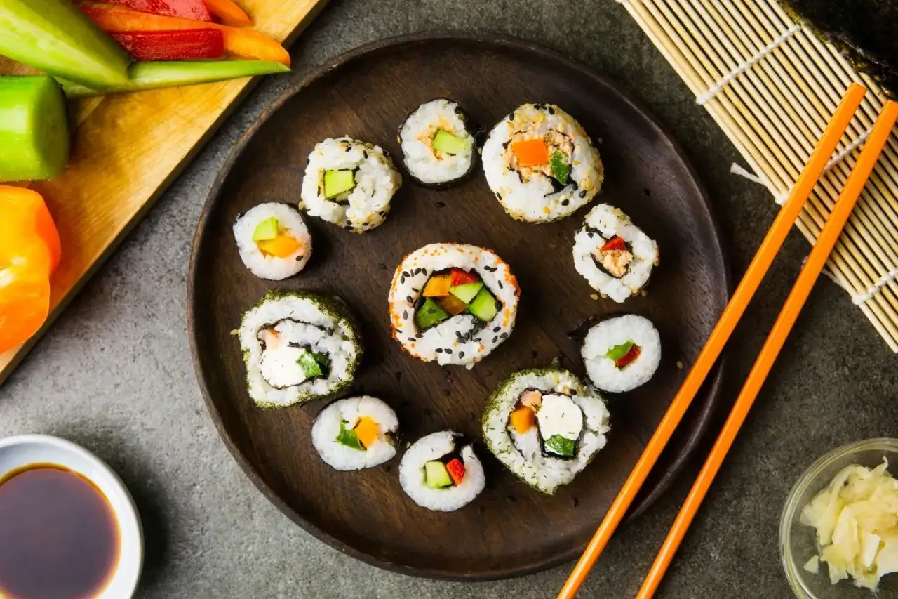 Z czym zrobić sushi wegetariańskie? Odkryj pyszne składniki i przepisy