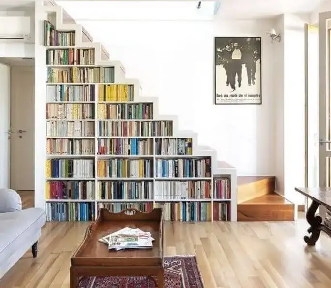 Jak wykorzystać przestrzeń pod schodami: 10 kreatywnych pomysłów na aranżację