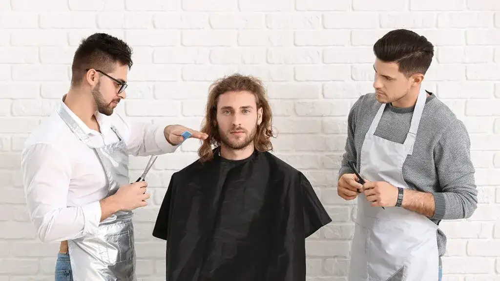 Staż fryzjerski: Czym jest, jak go zacząć i co zyskasz?