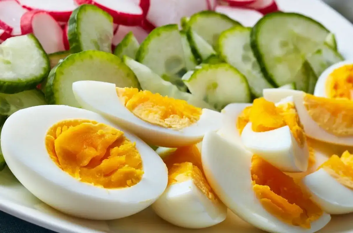 Jajka na twardo z ogórkiem i rzodkiewką – idealne na dietę jajeczną, która daje widoczne efekty.