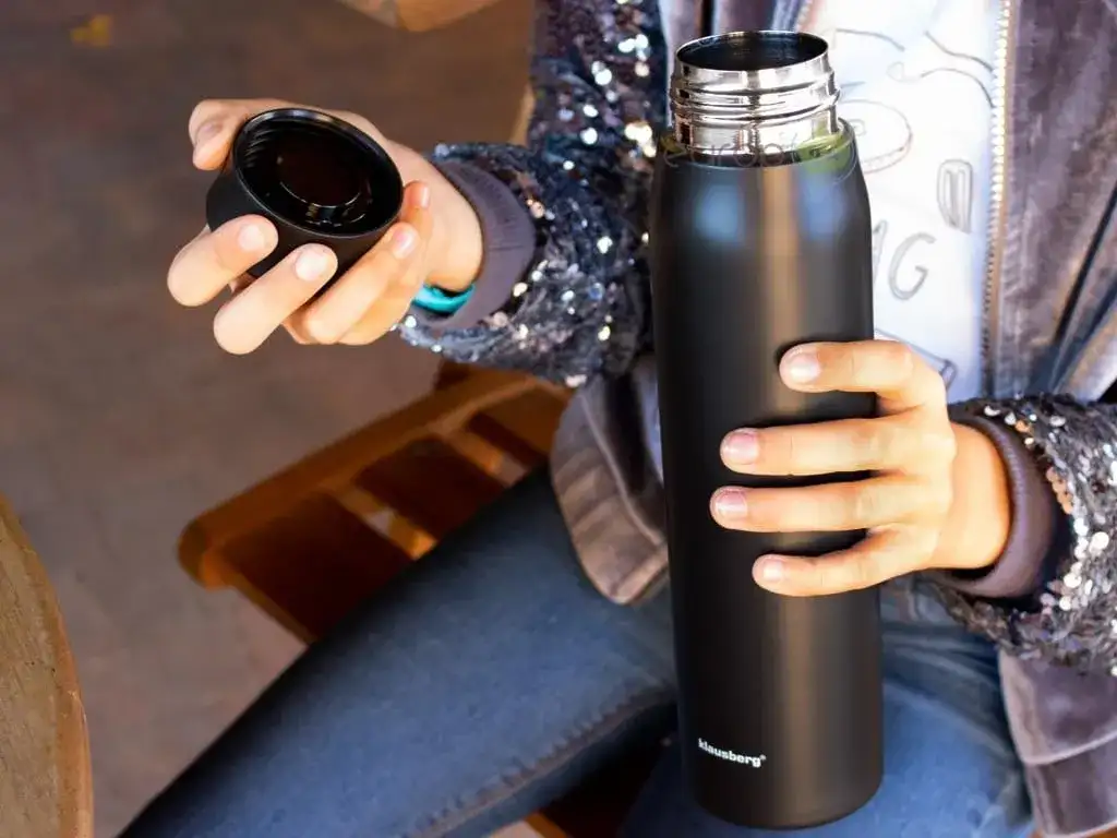 Jak wyczyścić termos po herbacie? Domowe triki na osad i zapach!