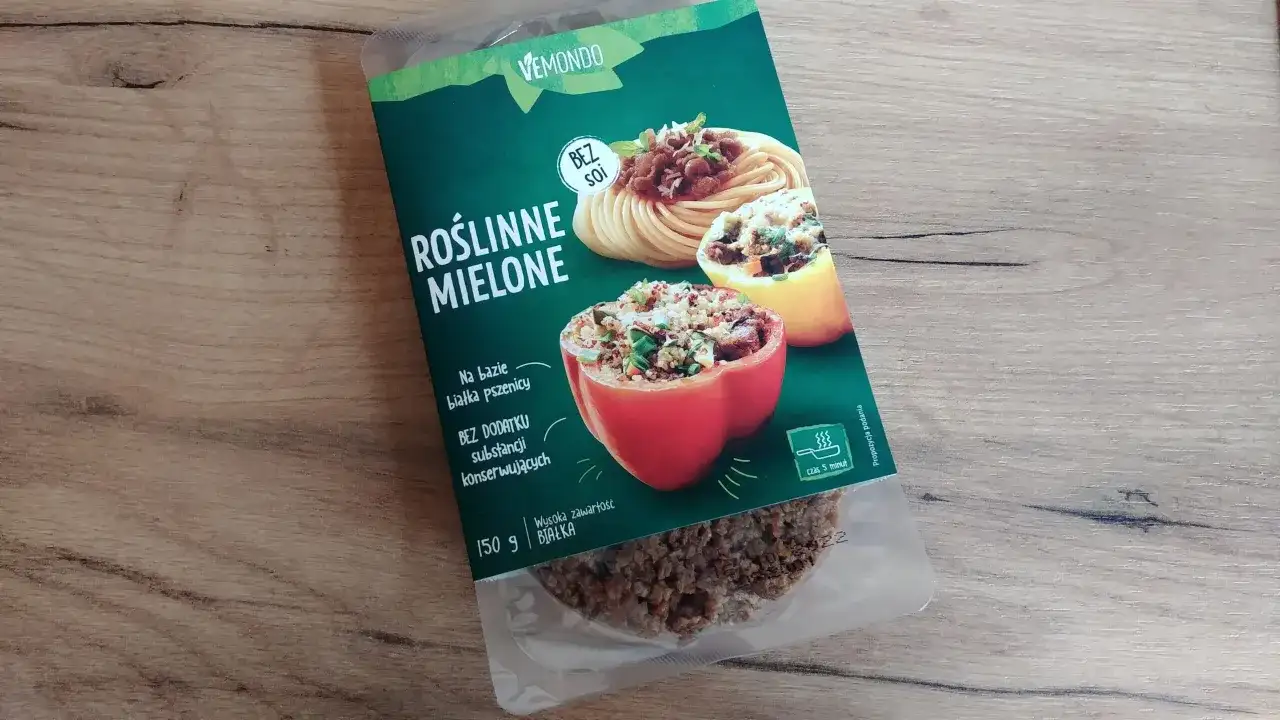 Opakowanie wegańskiego mielonego Vemondo z widokiem na makaron i faszerowaną paprykę.