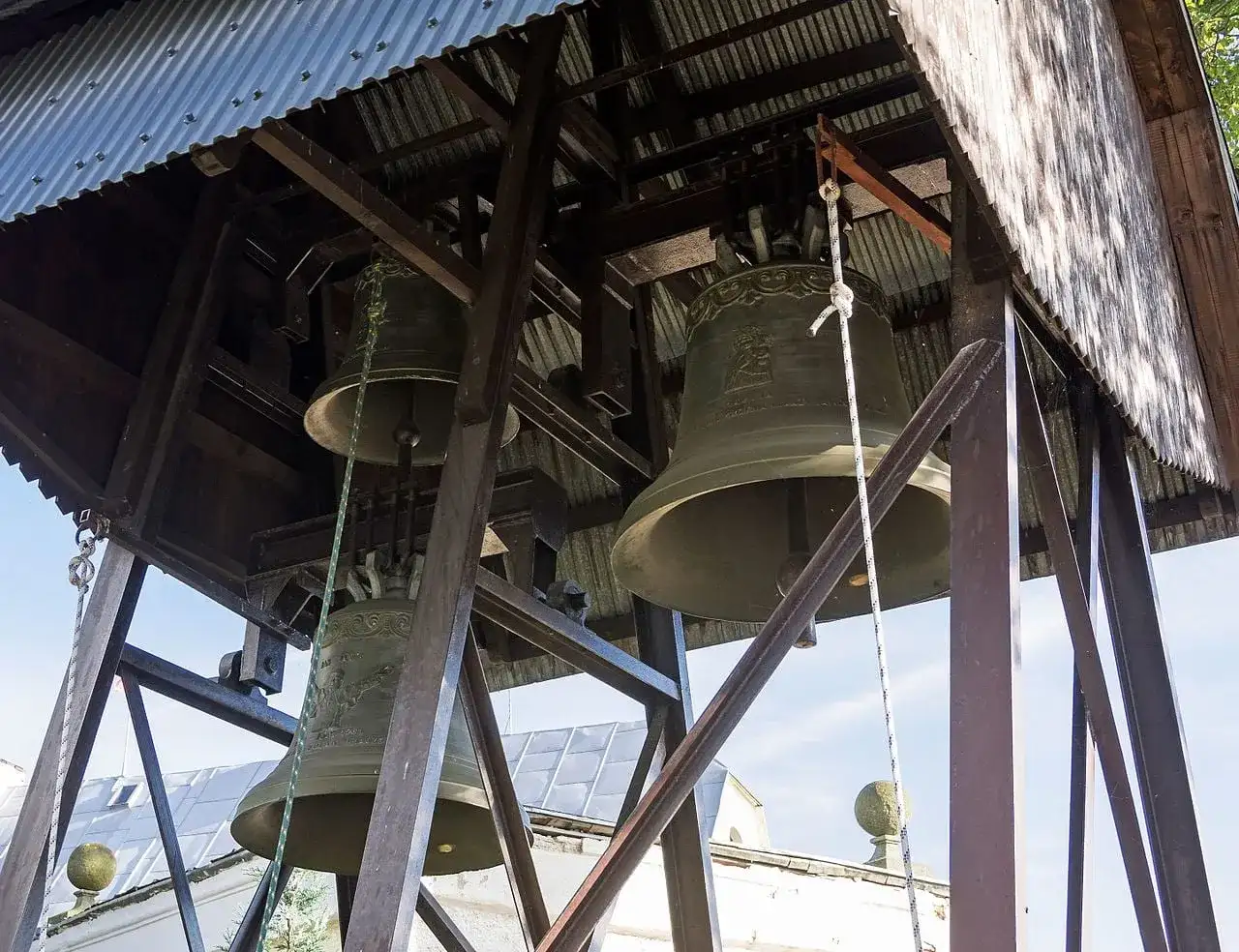 Dzwony kościelne, gotowe do bicia. Ich dźwięk w nocy może oznaczać czuwanie, ostrzeżenie lub wezwanie do modlitwy.