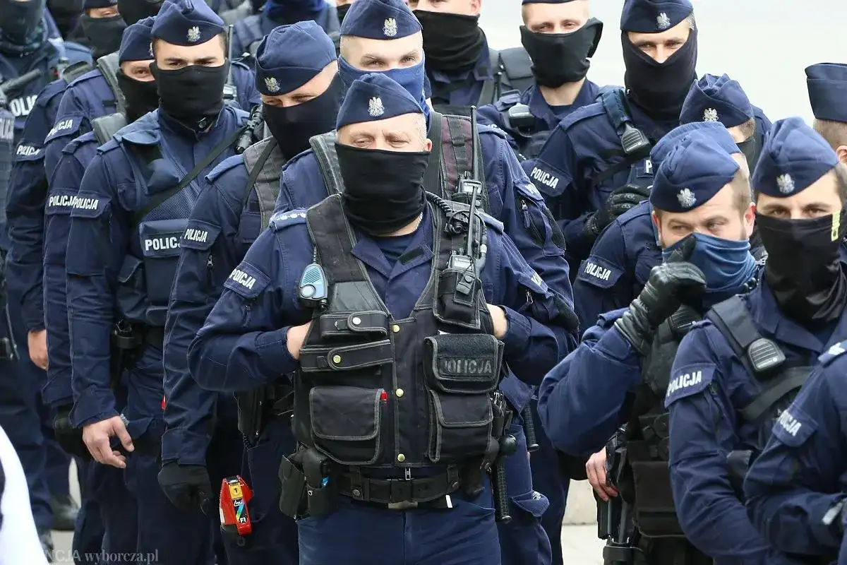 Policja w Twoim domu? Sprawdź, kiedy może wejść i jakie masz prawa