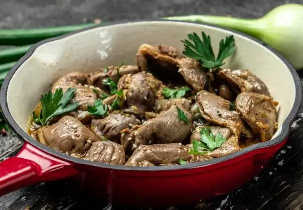 Przepisy na żołądki drobiowe, które zaskoczą twoich gości smakiem