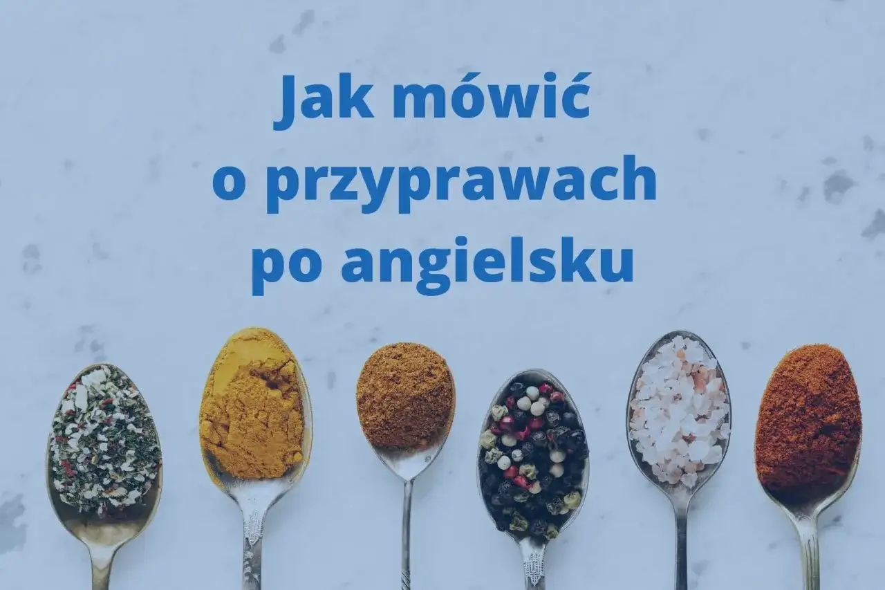 Sześć łyżek z różnymi przyprawami, w tym kurkumą i pieprzem. Tekst: "Jak mówić o przyprawach po angielsku".