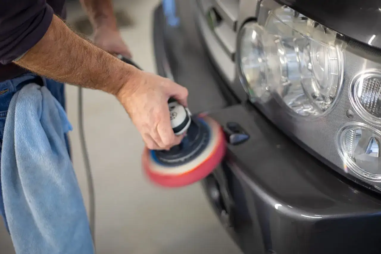 Ręczne polerowanie zderzaka samochodu. Dowiedz się, ile kosztuje polerowanie samochodu, aby odzyskać blask.
