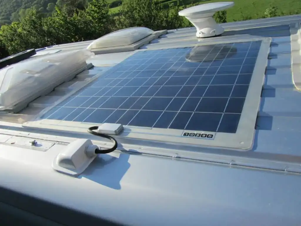 Jakie panele fotowoltaiczne do kampera: wybierz najlepsze rozwiązanie
