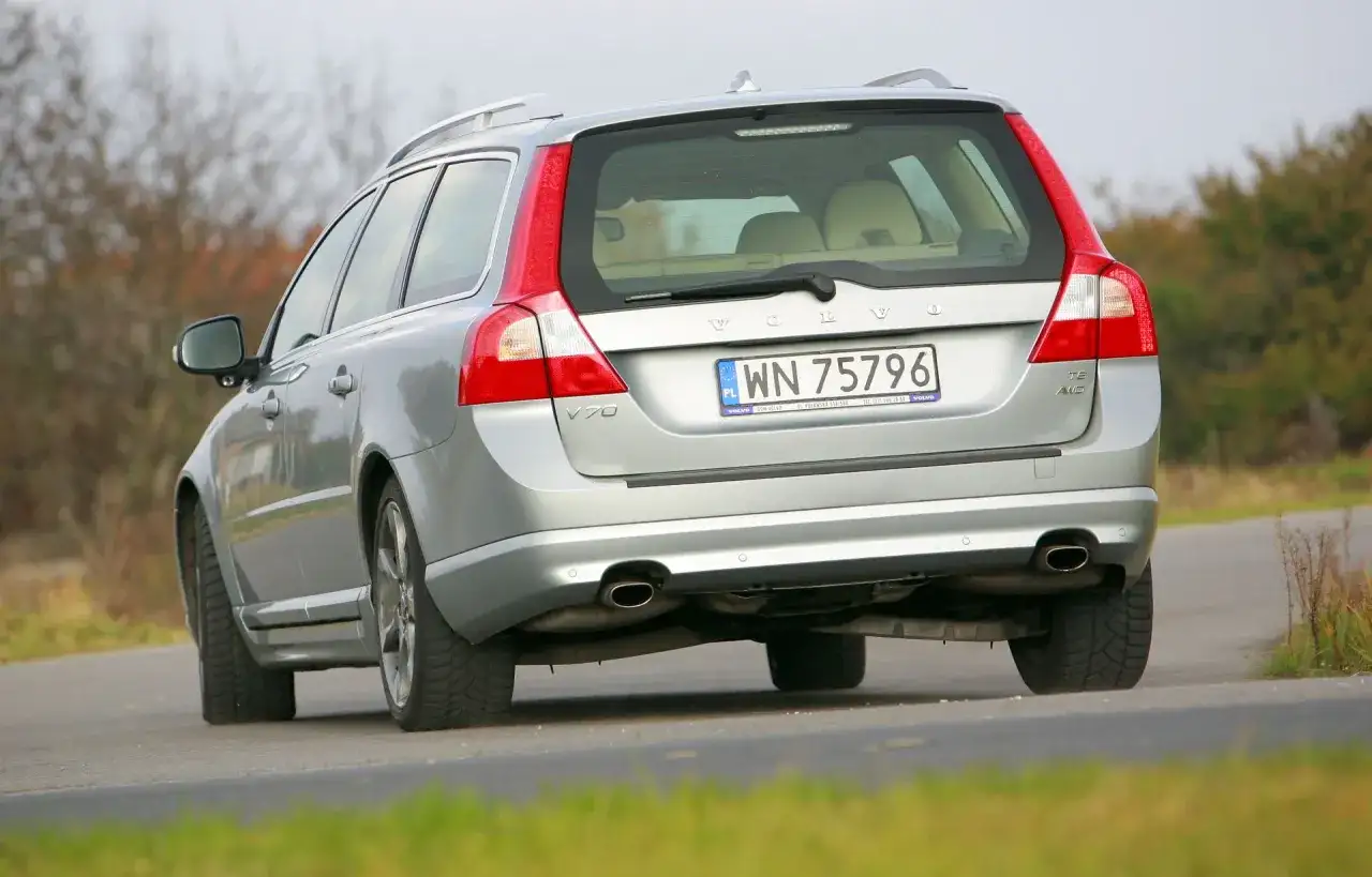 Jaką pojemność baku ma Volvo V70 i co to oznacza dla zasięgu?