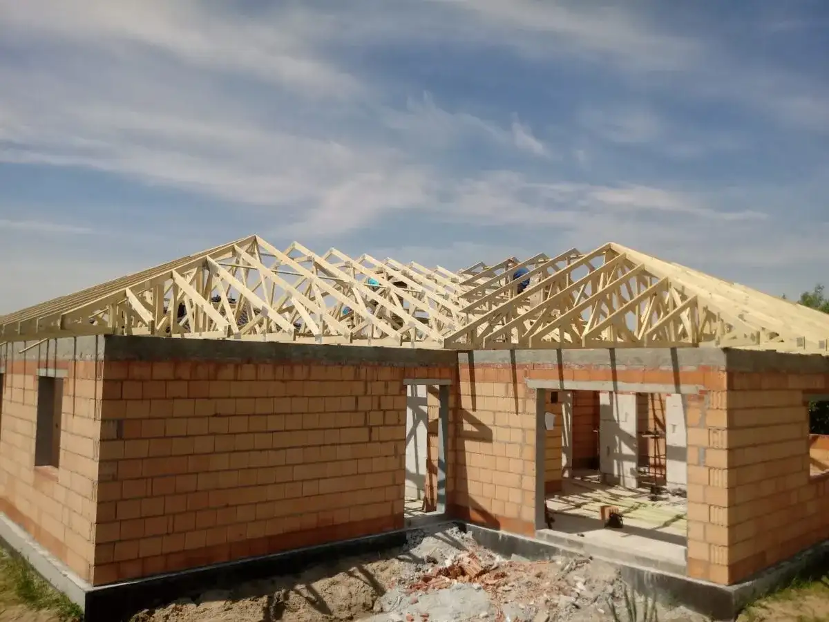 Wiązary czy więźba? Oszczędności, czas, poddasze co wybrać?