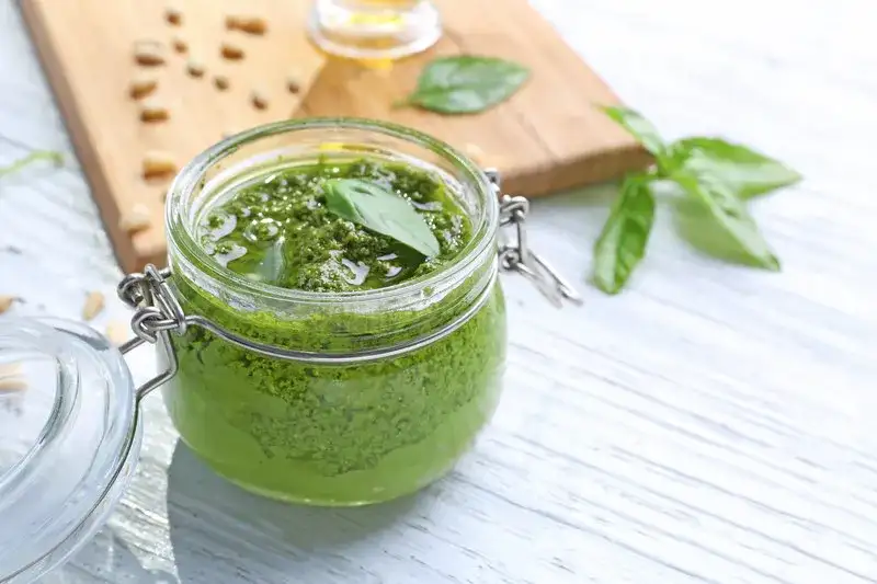 Ile kcal ma pesto? Sprawdź kalorie i wartości odżywcze sosu