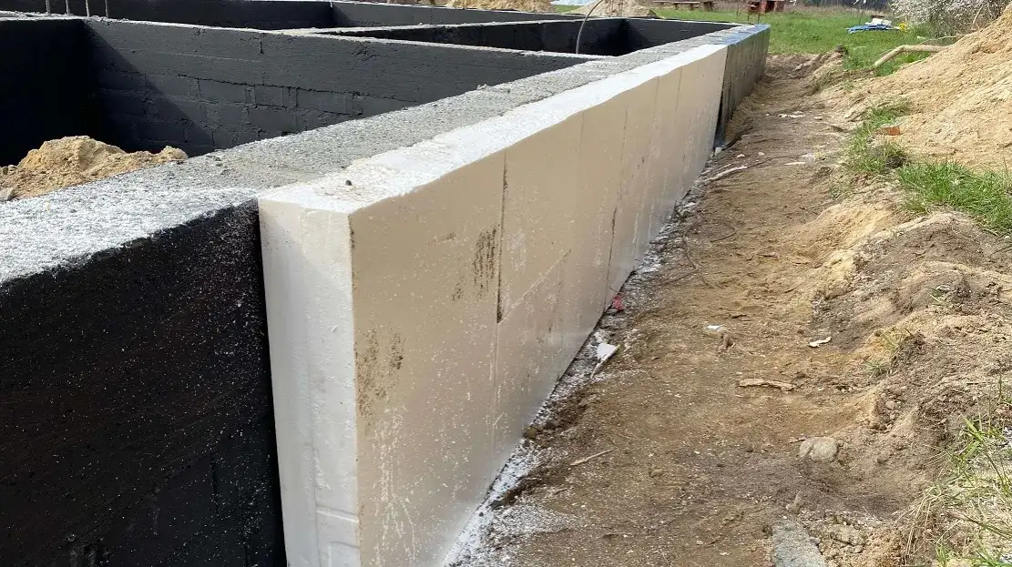 Czym obsypać fundamenty, aby uniknąć problemów z wilgocią?