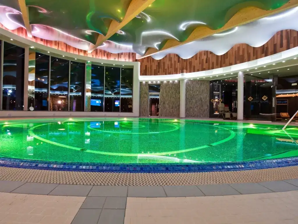 Co zabrać do hotelu z basenem? Moja lista na bezstresowy relaks!