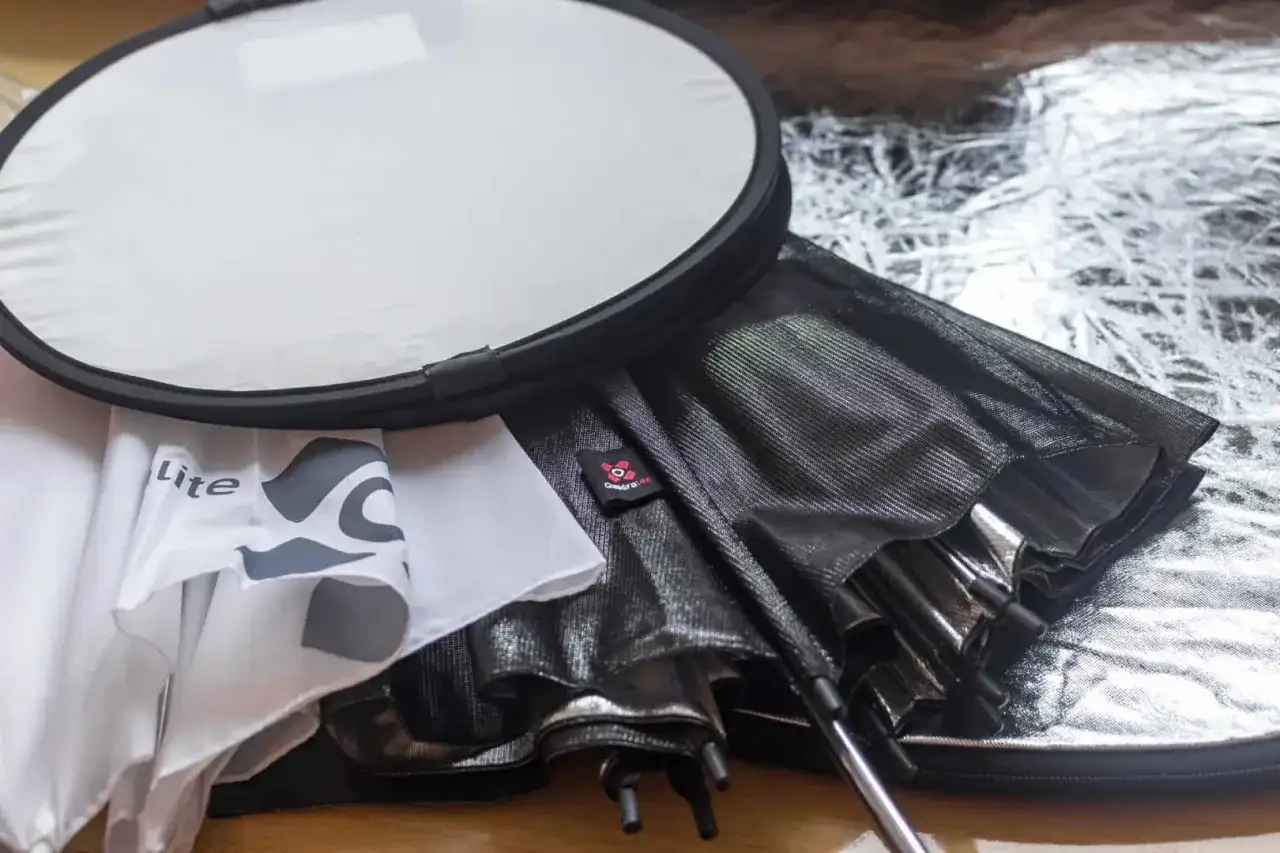 Akcesoria do studia: dyfuzor, parasolka i srebrna powierzchnia. Dowiedz się, jak ustawić lampę błyskową, by uzyskać najlepsze efekty.