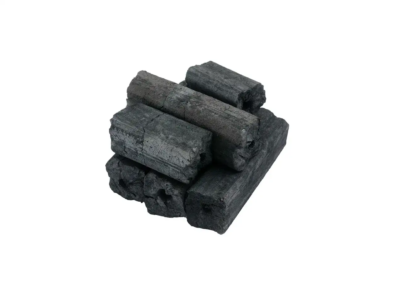 Kilka czarnych, podłużnych kawałków węgla drzewnego, czyli brykietów, ułożonych na sobie.