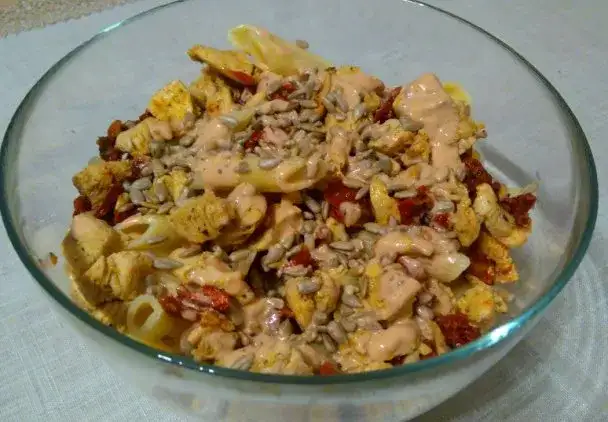 Sałatka makaronowa z kurczakiem i suszonymi pomidorami