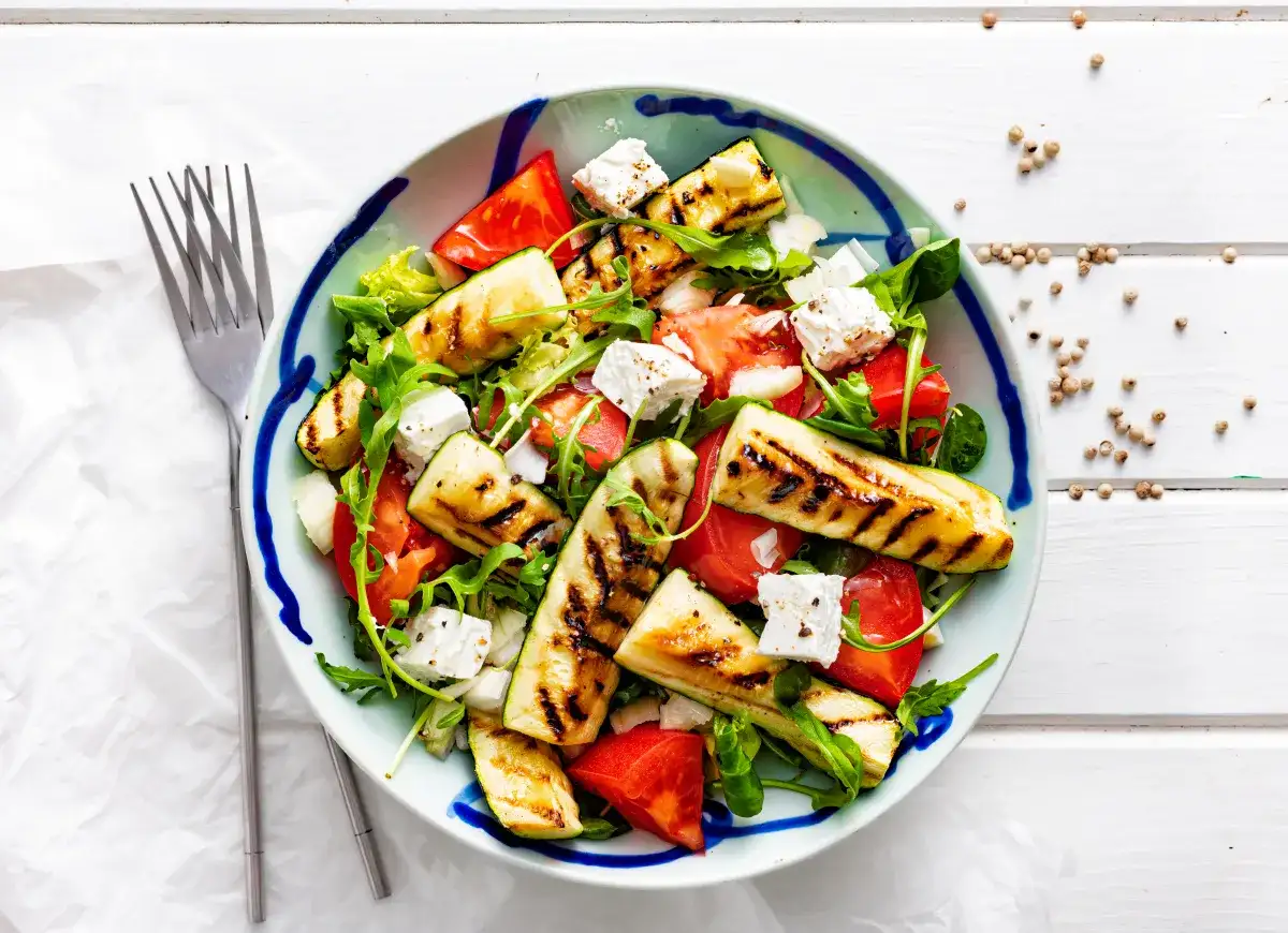 Jak zrobić sałatkę z cukinii - proste przepisy na pyszne dania