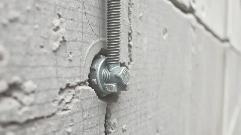 Jak skutecznie zabetonować kotwę słupa i uniknąć problemów z stabilnością