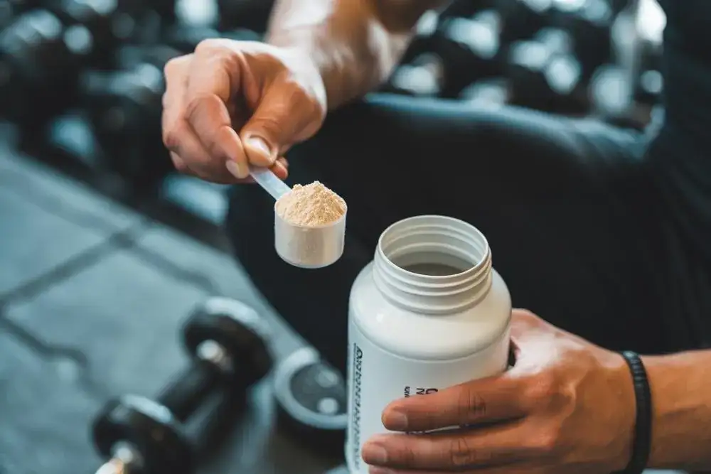 Kreatyna ile przed treningiem – optymalny czas na maksymalne efekty