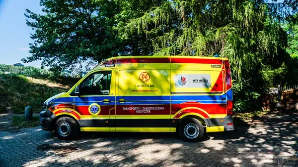 Transport medyczny: NFZ czy prywatnie? Wybierz mądrze!