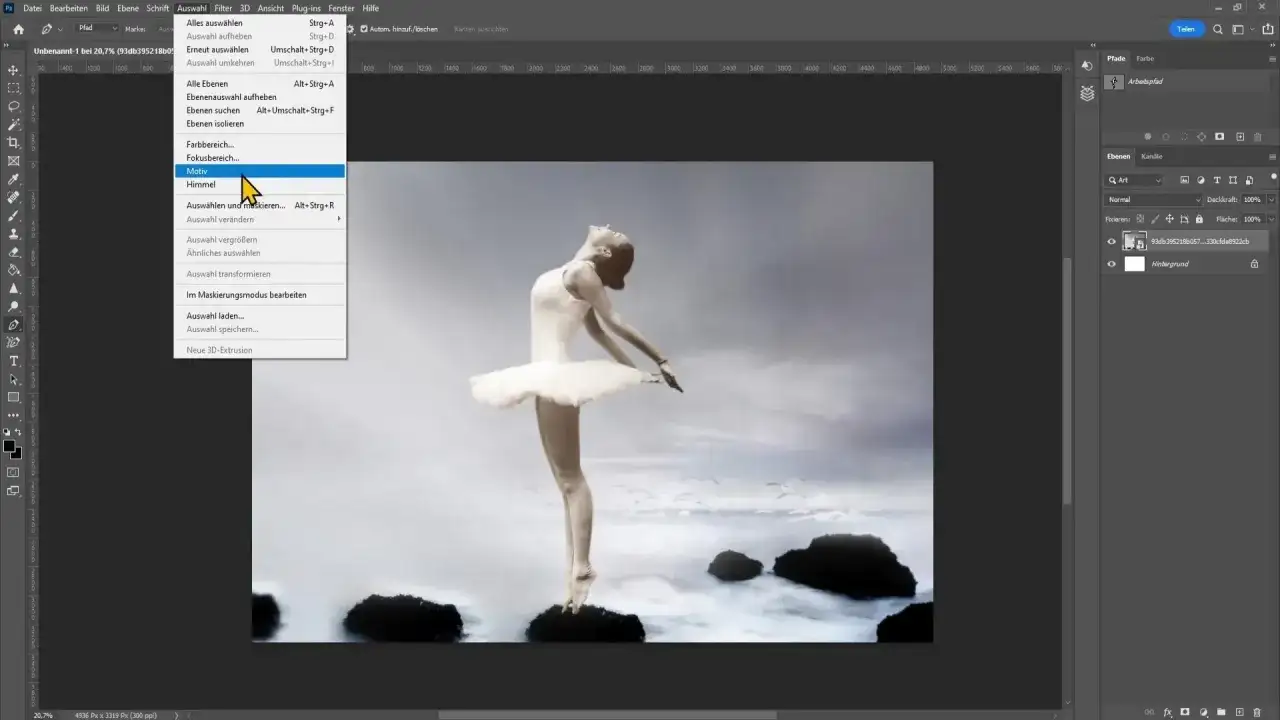 Baletnica na skałach, menu "Wybór" otwarte, opcja "Motyw" podświetlona. Tak jak wyprostować zdjęcie w Photoshopie.