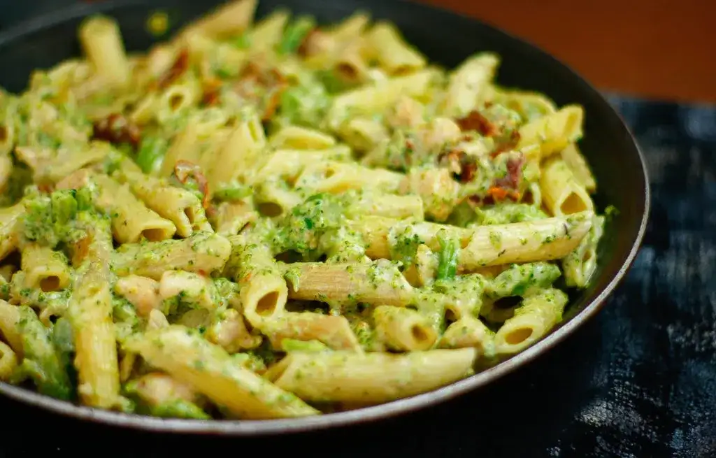 Makaron penne z kurczakiem i brokułem: Pyszny i zdrowy przepis