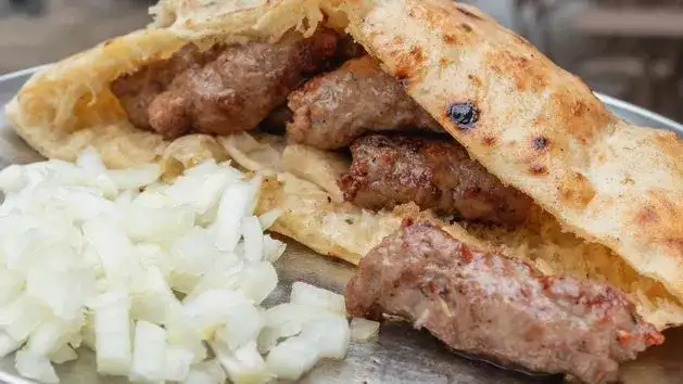 Idealne przepisy na cevapcici z grilla - uniknij najczęstszych błędów