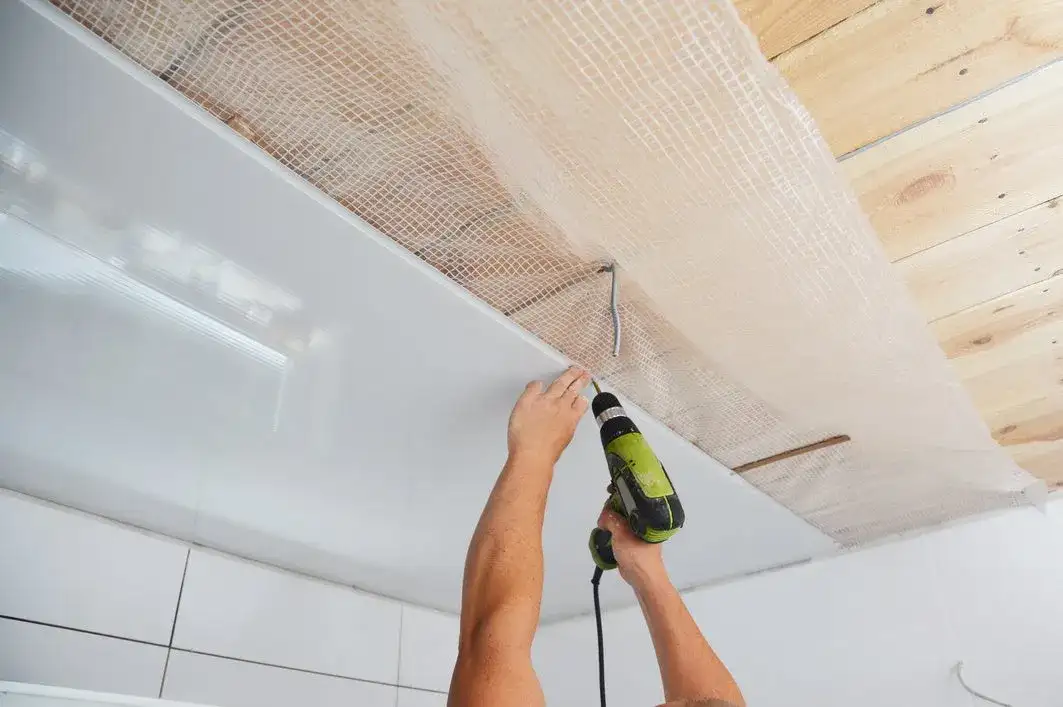 Jak zamontować folię paroizolacyjną? Poradnik krok po kroku