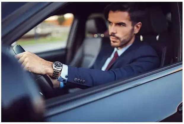 Srebrny zegarek męski: Jaki wybrać? Poradnik i trendy 2025