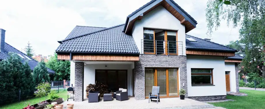 Jakie kolory elewacji pasują do okien dąb bielony - poradnik architekta