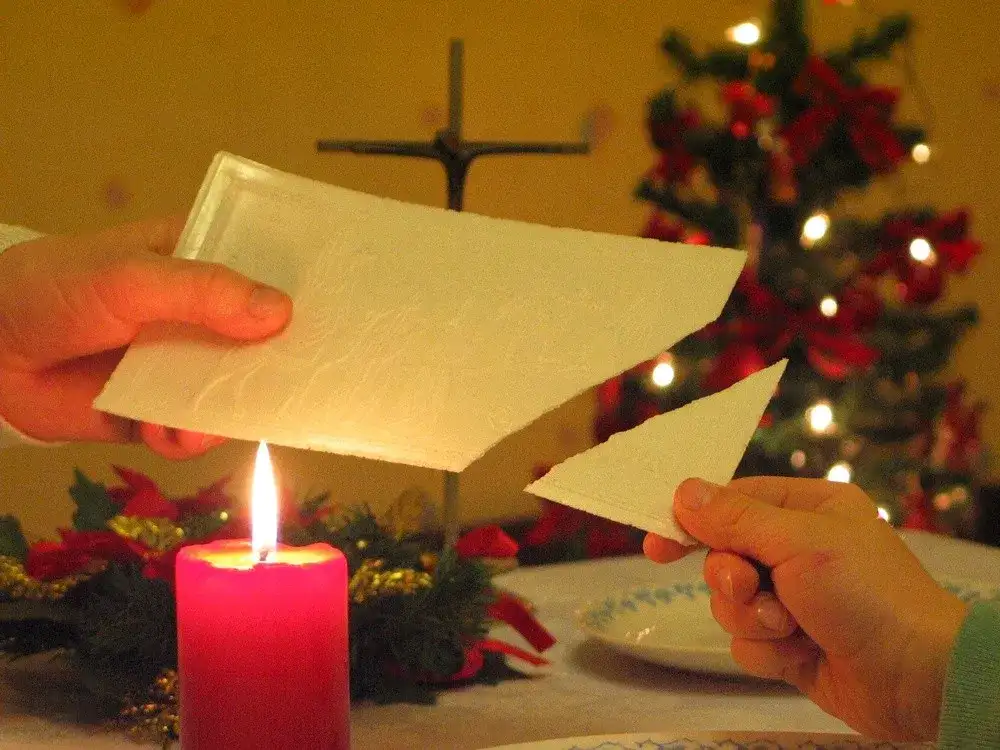 Jak dzielić się opłatkiem: znaczenie tradycji wigilijnej i obrzędy