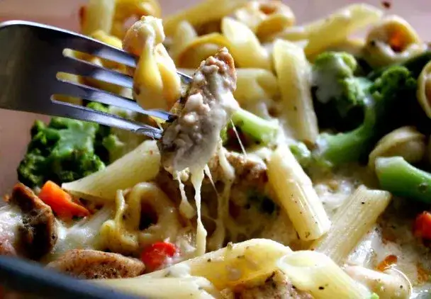 Szybka zapiekanka z tortellini i kurczakiem, która zachwyci rodzinę