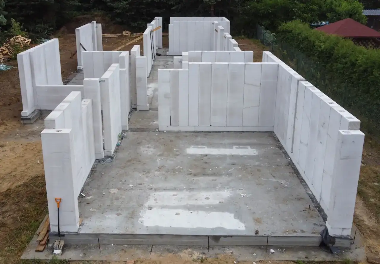 Beton, ceramika, silikaty: Jaki materiał na dom wybrać w 2026?