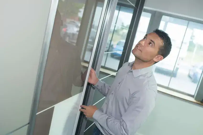 Jak wymierzyć drzwi przesuwne do szafy, by uniknąć błędów?