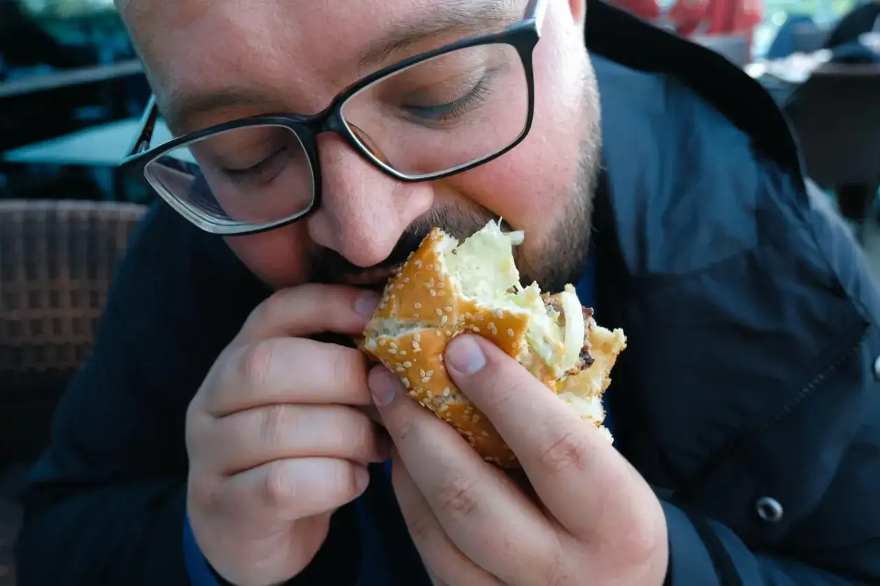 Ile kalorii ma burger drwala? Zaskakujące fakty o jego kaloryczności