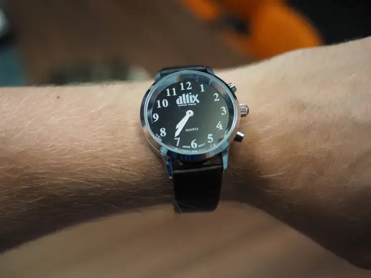 Najlepsze zegarki dla niewidomych mówiące – funkcje i ceny, które zaskakują