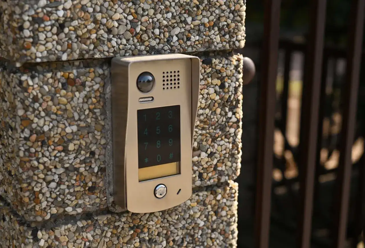 Ile kosztuje montaż domofonu w domu jednorodzinnym? Sprawdź ceny i ukryte koszty