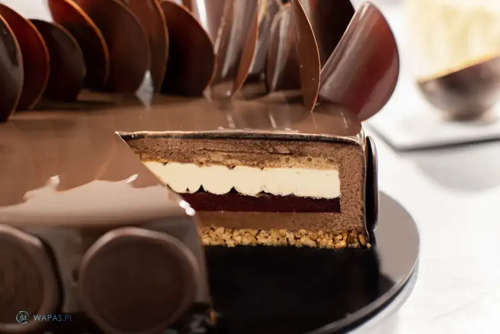 Jak pokroić tort okrągły, aby uzyskać idealne kawałki bez uszkodzeń